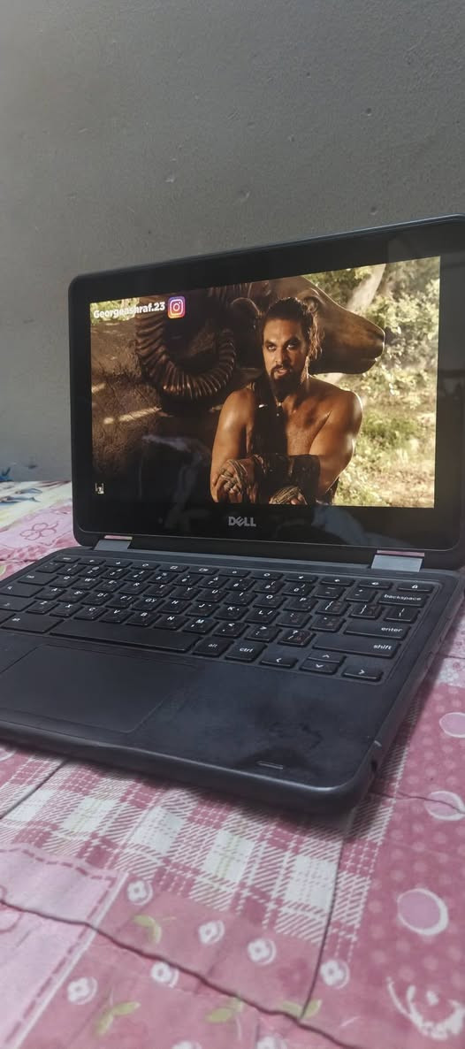 Dell Chromebook 11(موديل 3100 )لقابل  360 درجة). هذه السلسلة مصممة خصيصاً للطلاب وللأعمال المكتبية الخفيفة التي تعتمد على الإنترنت.

​إليك المواصفات العامة 
​1. نظام التشغيل (OS)
​ChromeOS: الجهاز لا يعمل بنظام ويندوز، بل بنظام جوجل "كروم". هو سريع جداً في تصفح الإنترنت، استخدام تطبيقات Google Docs، وفتح برامج الأندرويد من متجر Play Store.
​2. الأداء (المعالج والذاكرة)
​المعالج: عادة يأتي بمعالج Intel Celeron (مثل N4000 أو N4020). هو معالج اقتصادي موفر للطاقة، ممتاز للمهام الدراسية والبحثية.
​الرام (RAM): غالباً 4 جيجابايت (وقد تجد نسخاً بـ 8 جيجابايت).
​التخزين: يعتمد على ذاكرة eMMC سريعة بسعة 32 جيجابايت أو 64 جيجابايت. الاعتماد الأساسي في هذه الأجهزة يكون على التخزين السحابي (Google Drive).
​3. الشاشة والتصميم
​الحجم: 11.6 إنش.
​النوع: من الصور يظهر أنه من فئة "2-in-1"، أي أن الشاشة تدعم اللمس ويمكن طيها بالكامل لتتحول إلى جهاز لوحي (Tablet).
​المتانة: هذا الموديل معروف بصلابته ومقاومته للسقوط والصدمات البسيطة.
​4. البطارية والمنافذ
​البطارية: قوية جداً وتدوم عادة من 10 إلى 12 ساعة عمل متواصل.
​المنافذ: يحتوي على منافذ USB-C للشحن ونقل البيانات، ومنافذ USB عادية، ومنفذ للسماعات.
​هل يصلح لاستخدامك؟
​مناسب جداً لـ: كتابة البحوث، إدارة صفحات الفيسبوك، استخدام حزمة جوجل المكتبية، ومشاهدة المحتوى.
​غير مناسب لـ: الألعاب الثقيلة أو برامج المونتاج والتصميم الاحترافيه).


**إذا كنت صاحب هذا الإعلان وتريد حذفه لأي سبب، رجاءا أرسل رسالة إلى الدعم الفني**