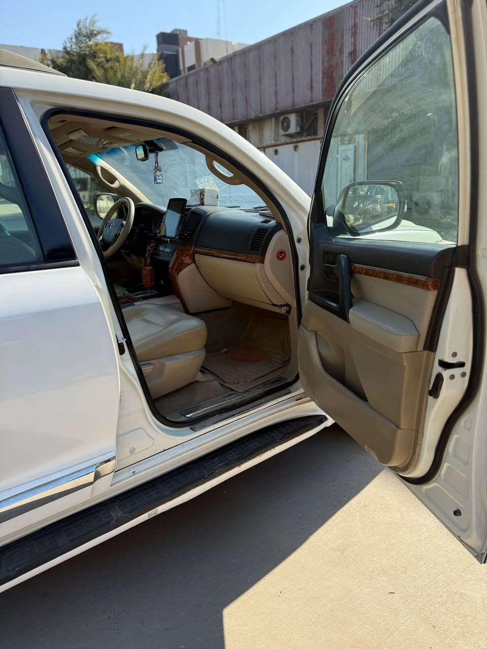 السلام عليكم لاند كروز 2011فول موصفات السياره بيه جفيه كير مكينه حداديه تبريد جاهزه من كلشي رقم بغداد مداور ثاني يوم سعر235 وبيه مجال مكان سياره سماوه***********
