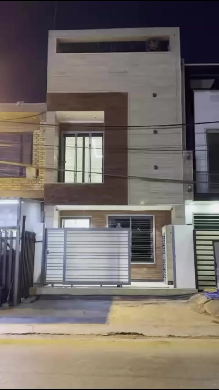 🏡 بيت حديث للبيع | فرصة مميزة في حي الجامعة 🏡
✨ موقع لا يتعوض – تشطيب حديث – جاهز للسكن فوراً ✨

📍 الموقع: حي الجامعة
▫️ مجاور بيت سبعاوي
▫️ مجاور جامع الخير
▫️ موقع هادئ ومرغوب جداً

📐 المساحة: 67.5 متر
📏 الواجهة: 5 م
📏 النزال: 13.5 م

🔹 مواصفات البيت:
✔️ صالة مريحة
✔️ مطبخ عملي
✔️ خدمات صحية
✔️ 3 غرف نوم (سويت)
✔️ سطح مع قعدة خارجية جميلة جداً 🌿
✔️ البيت يُباع مع الكاونترات والسبالت (مكيفات) ❄️🍽️

💎 ميزة مهمة توفر عليك تكاليف إضافية وتجعل البيت جاهز للسكن مباشرة

📞 للاستفسار والتفاصيل:
***********
📍 مكتب بشار للعقار

🔥 مكتب بشار للعقار – ثقة، مصداقية، وتسويق احتراف
