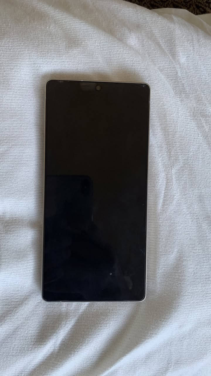 السلام عليكم
S25 ultra وكالة للبيع مع كامل الملحقات. 

الذاكرة 1 تيرا

الإستخدام 6 أشهر

ملاحظة/ اي خدش مابي غلاف الظهر للحماية فقط وقابل للإزالة بكل سهولة.


**إذا كنت صاحب هذا الإعلان وتريد حذفه لأي سبب، رجاءا أرسل رسالة إلى الدعم الفني**