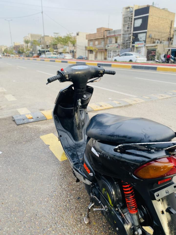 سلام عليكم دراجه قجمه للبيع 
دراجه كلش نضيفه 
محرك خير من لله ناعمه 
اي نقص ما بيها غير بس الجاملغ الأمامي 
كهربائيات كلها شغاله   
تايرات جدد 
العنوان الشعب شارع السواق المركزيه 
رقم *********** 
ما متواجد فقط واتساب
