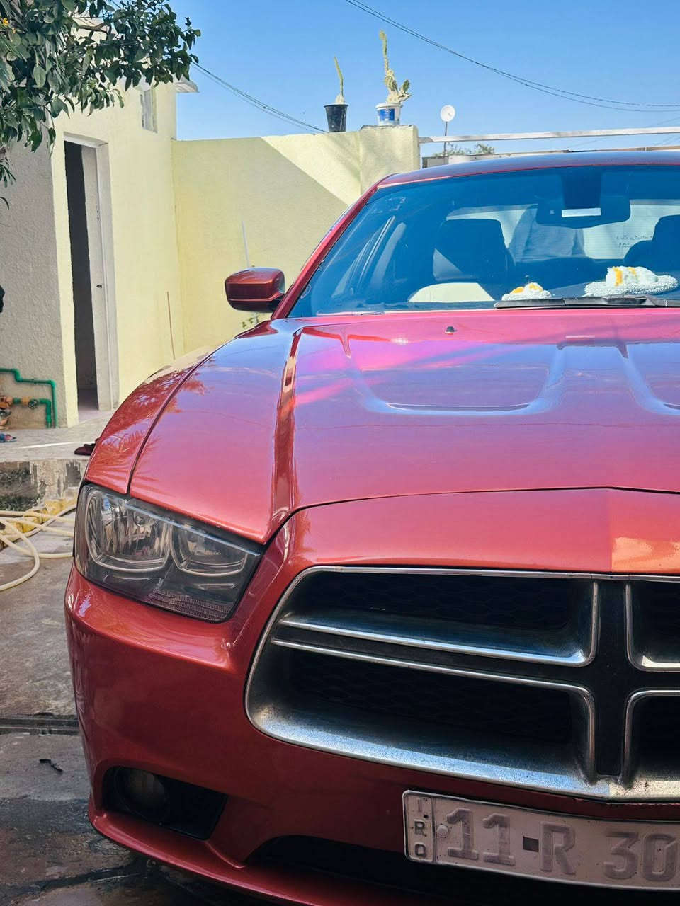 السلام عليكم
جارجر ٢٠١١ 
ضربتها جاملغ امامي ومصبوغه حزام 
رقم بغداد انكليزي 
محرك ٣٦٠٠ كير يخبل 
حداديه حلوه 
مكاني كربلاء السعر ١٣٠ 
***********
‏‪***********‬‏
