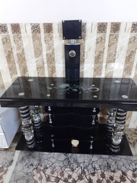 ميز بلازما للبيع نظيفه العدد 2 ميز اسود السعر 30 الف وميز الأبيض السعر...