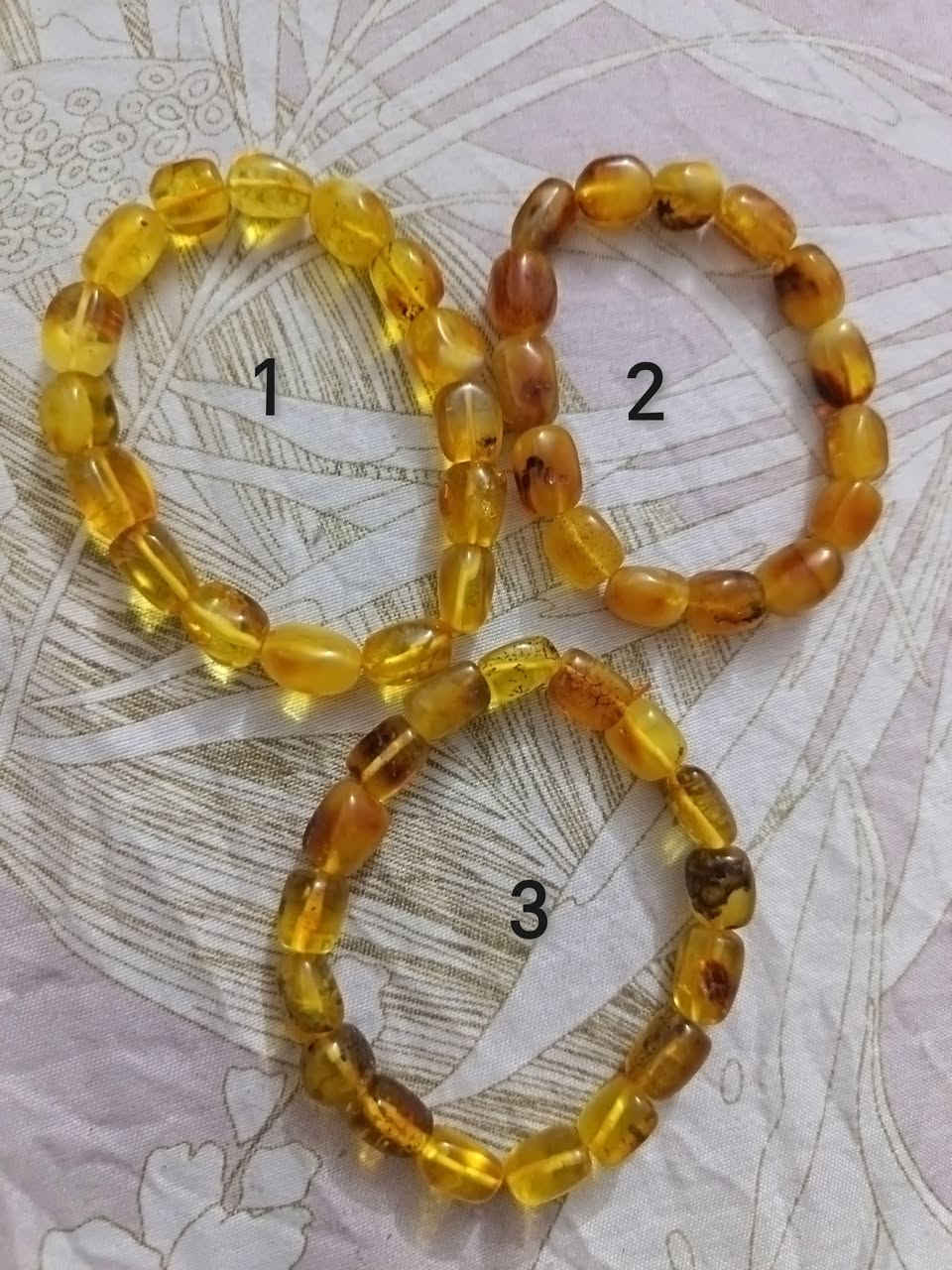 سوارات حجر كهرب بولوني وزن القطعه 11 غم حجر طبيعي بسعر 50 الف واصل بغداد والمحافظات ***********
