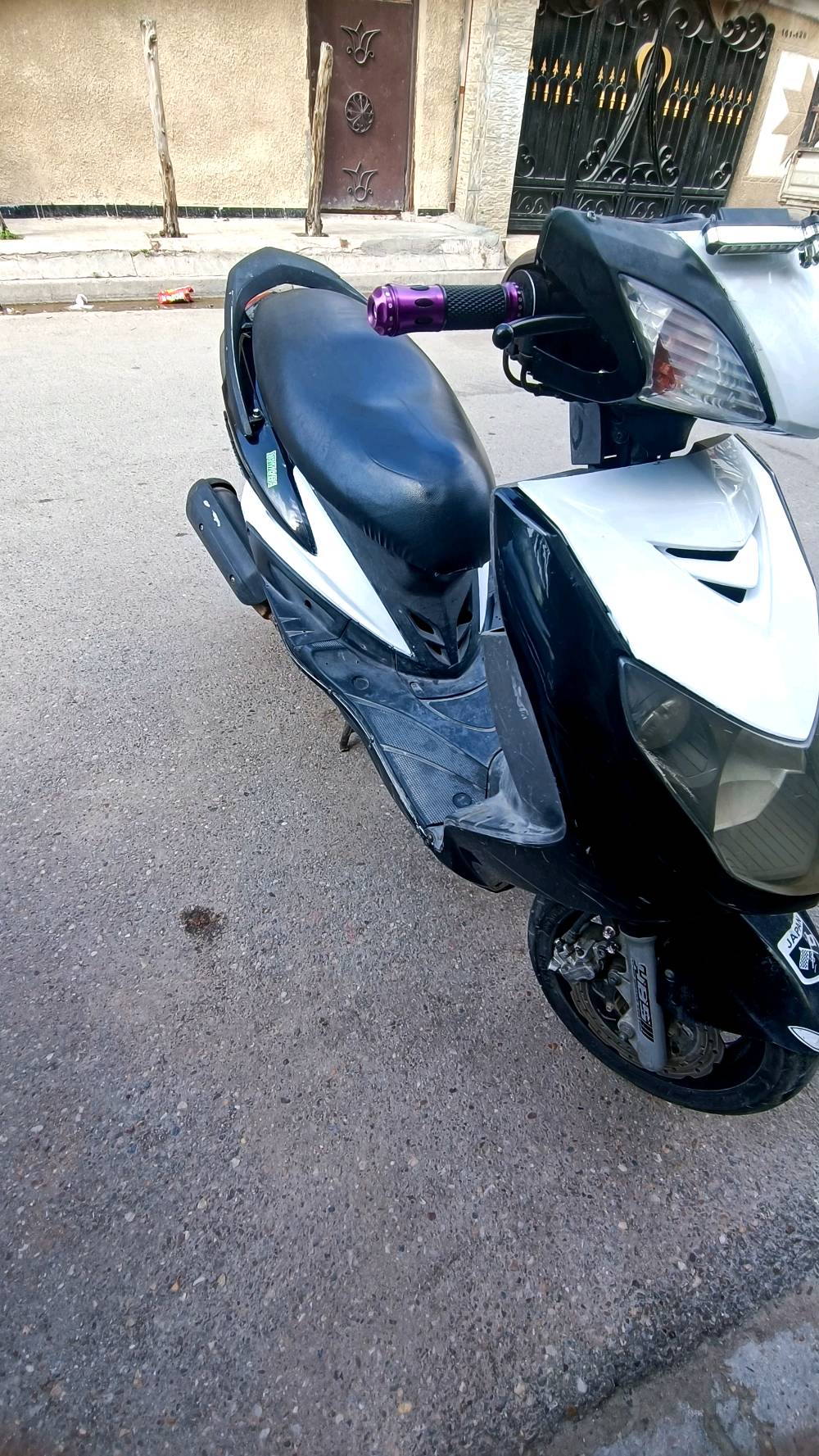 سكنس
فحل نوزل خطين للبيع بسعر 600 وبيها مجال 
الدراجة ماخذها كفاله بس ما اتوقع دراجة ما مفتوحة صارلها سنه ونص تقريبا يمي ما فد يوم وكفت عندي بس ابيعلك محرك مفتوح  للدوام اروح وارجع بيها شغاله بكل وقت و هاي لابيض البيها اني صبغتها بيدي فا الصبغ مو كلش مضبوط + تجي تفحص الدراجة وتشوفها عجبتك اخذها ما عجبتك فا كل الهلا بيك سعرها 600 وبيها مجال مكاني بغداد الحريه الدولعي