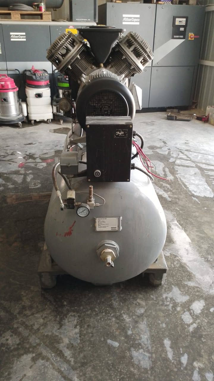 السلام عليكم 
 يوجد لدينا كمبريسر ال ١١  LE11 من شركة أطلس 
صناعة اوروبيه 🇪🇺
15 حصان
510 لتر

العنوان النجف الاشرف 
البوحداري عمود ٤٠
WhatsApp ***********
