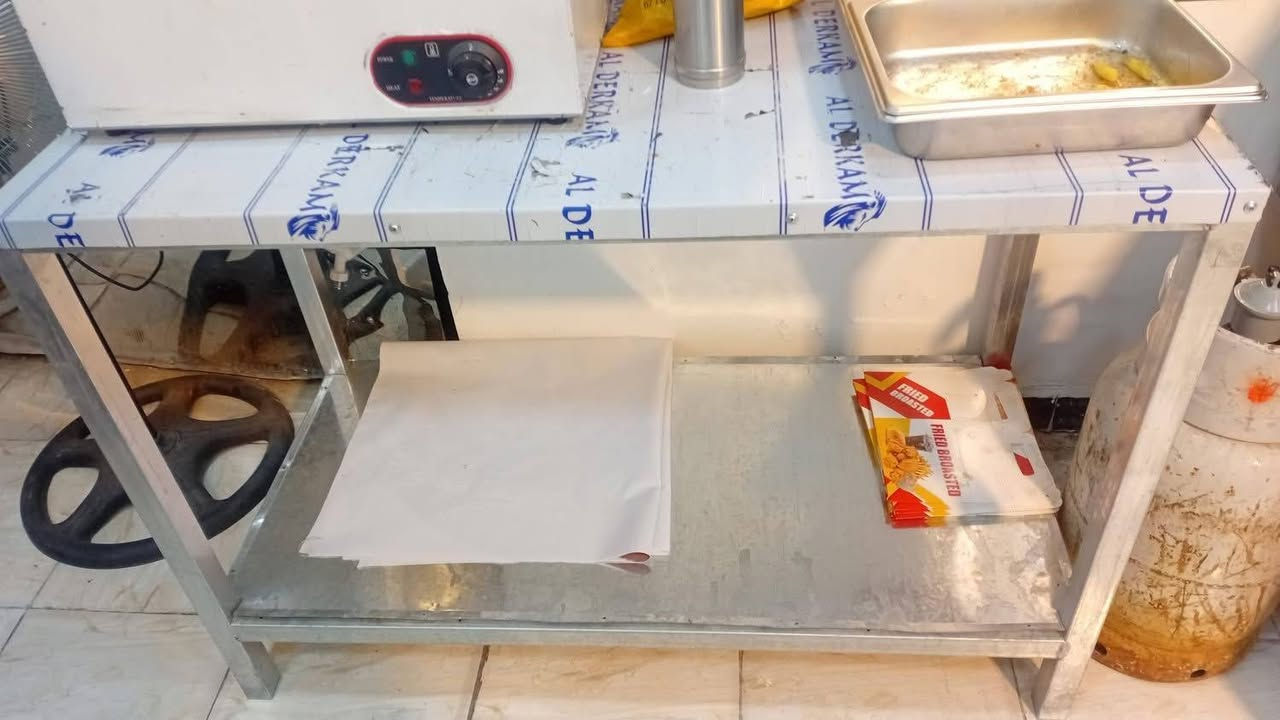 يا الله يا الله بيع غراض مطعم مستخدمه بأسعار مناسبه جدا جدا شرط جديده بالنايلون
ميز كاشير خشب MDF
ميز ستيل تفصال عراقي متر وعشرين
كرل بركر يشتغل بنظام الفحم ونظام الغاز 
سقوف ثانويه جبسن بورد بدون سجه فقط طابوكات
هوك ٢ متر + دكت ٣ متر + ساحبه كبيره ١٥٠٠ دوره
جكر بليت ستيل ٢ طبقه
العنوان بغداد حي الجهاد 
للاستفسار ***********
