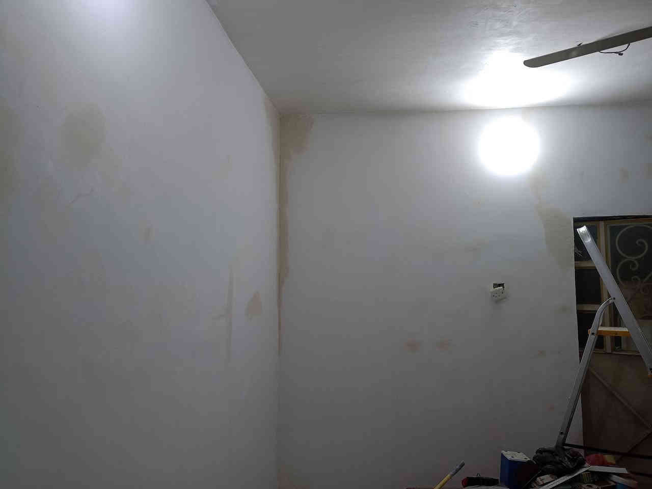 أحد أعمالي في الصبغ و المعالجة 
تَم بفضل الله معالجة جميع الفطور و مناطق الرطوبة و إخفاء فتحة قديمة بإستخدام الواح الجبسمبورد و طلاء الغرفة بالكامل صبغ ( بلاستيك )
للحجز و الإستفسار داخل كربلاء : ***********
