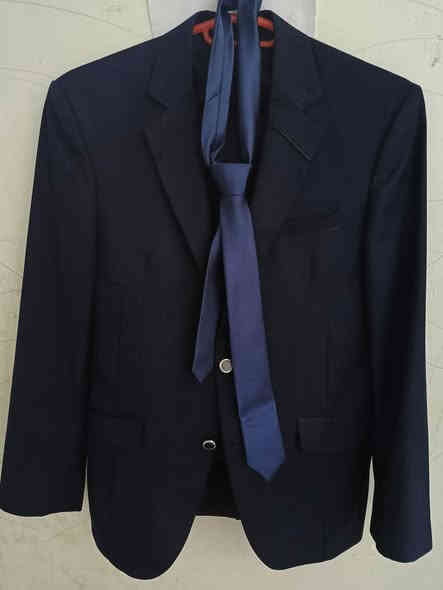 سلام عليكم بدله رسميه عدد ثنين قياس 48وقياس 46 البدله 3قطع صناعة تركيا سعر الوحده 40 اللون نيلي اتصال ***********
