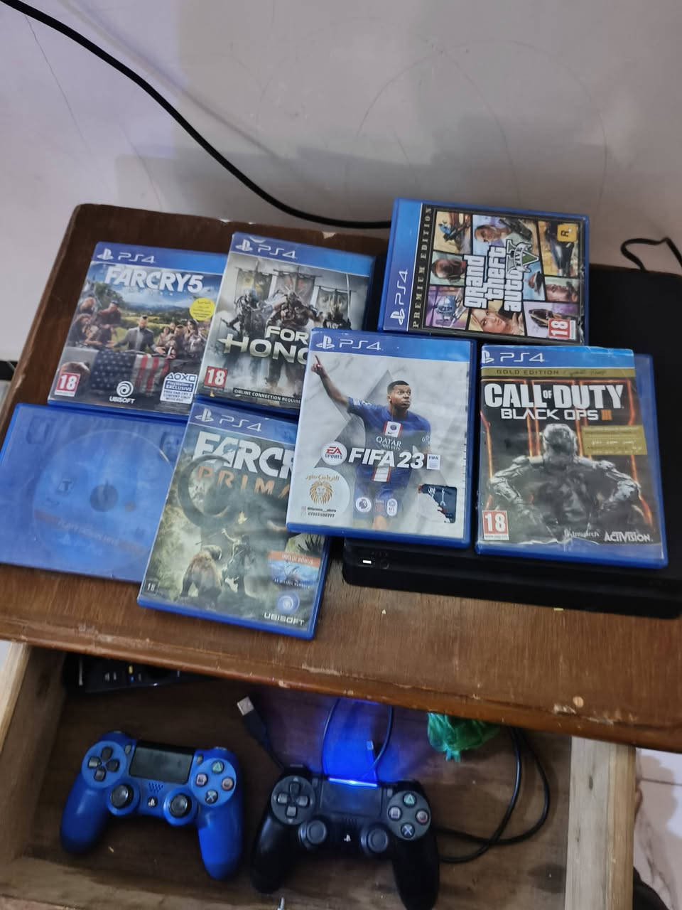 سلام عليكم بلي فور سلم ذاكره نص تيره جهاز ما مفتوح ويه دركسون  و  يدات 2اصليات مو تجاري ويه 7 اقراص  ١/فار كراي ٥
٢/فور هورنر 
٣/فيفا ٢٣ 
٤/قراند ٥ ريماسترد 
٥/فار كراي بريمار 
٦/كول اوف ديوتي بلاك اوبس 
٧/هورزون مكاني نجف حي ميسان سعر  (ملاحظة جهاز يرادله تنظيف فقط ) لا تجي وتسئلني شبي ذني   ويداته يرادلهن تنظيف فقط  سعره ٣٠٠ رقمي ***********
