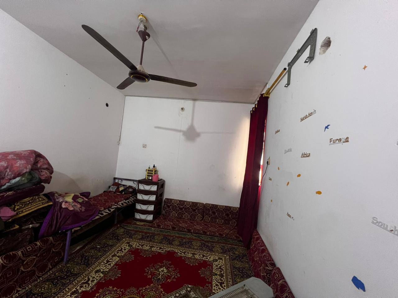 سلام عليكم بيت 200 متر طابقين طابق الأرضي إستقبال وهول وغرفه نوم وصحيات داخلي وخارجي ومطبخ وطارمه جبيره الطابق الفوك غرفتين نوم ومطبخ وصاله جبيره وصحيات داخل الصاله وتكدر تسوي مشتمل وتاجرة وحده الفوك  مكان البيت كربلاء حي العسكري قطاع 17 قرب مدرسه الصديق السعر160 رقم الهاتف ‏‪0773 378 7237‬
