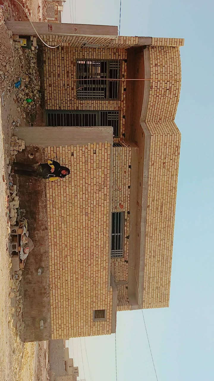 خلفه بناء ومقطوعه وعل دبل 
***********
