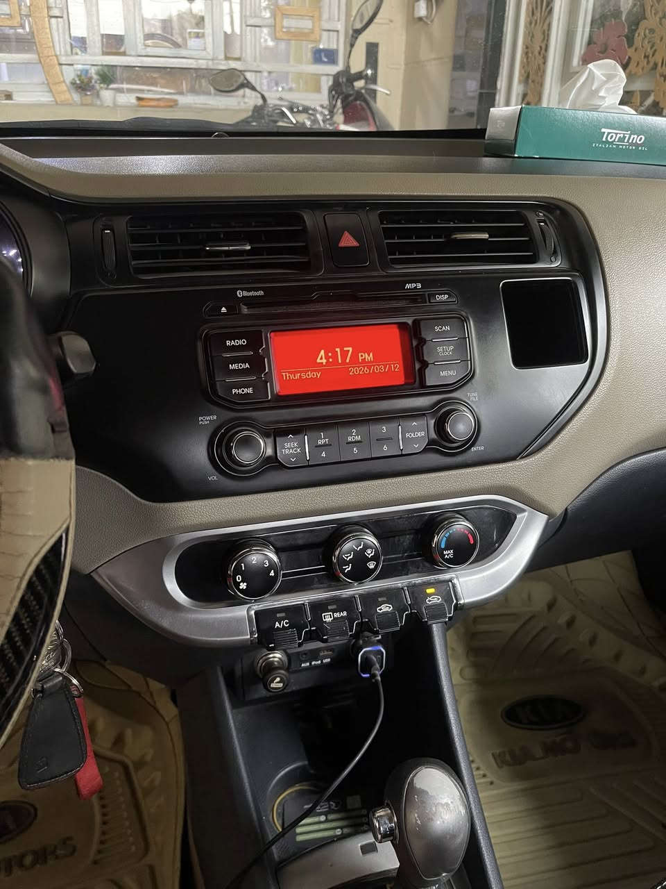 السلام عليكم 
(مكلف بالنشر) 
كيا ريو 2013 محرك 1600(DUCH)
السيارة مكفولة كفالة عامة من الصبغ 
بيها ملاحظات بسيطة جداً 
ماشية 114 الف 
سعرها 102 وبيها مجال 
مكانها حالياً بغداد
*********** واتساب 
*********** اتصال
