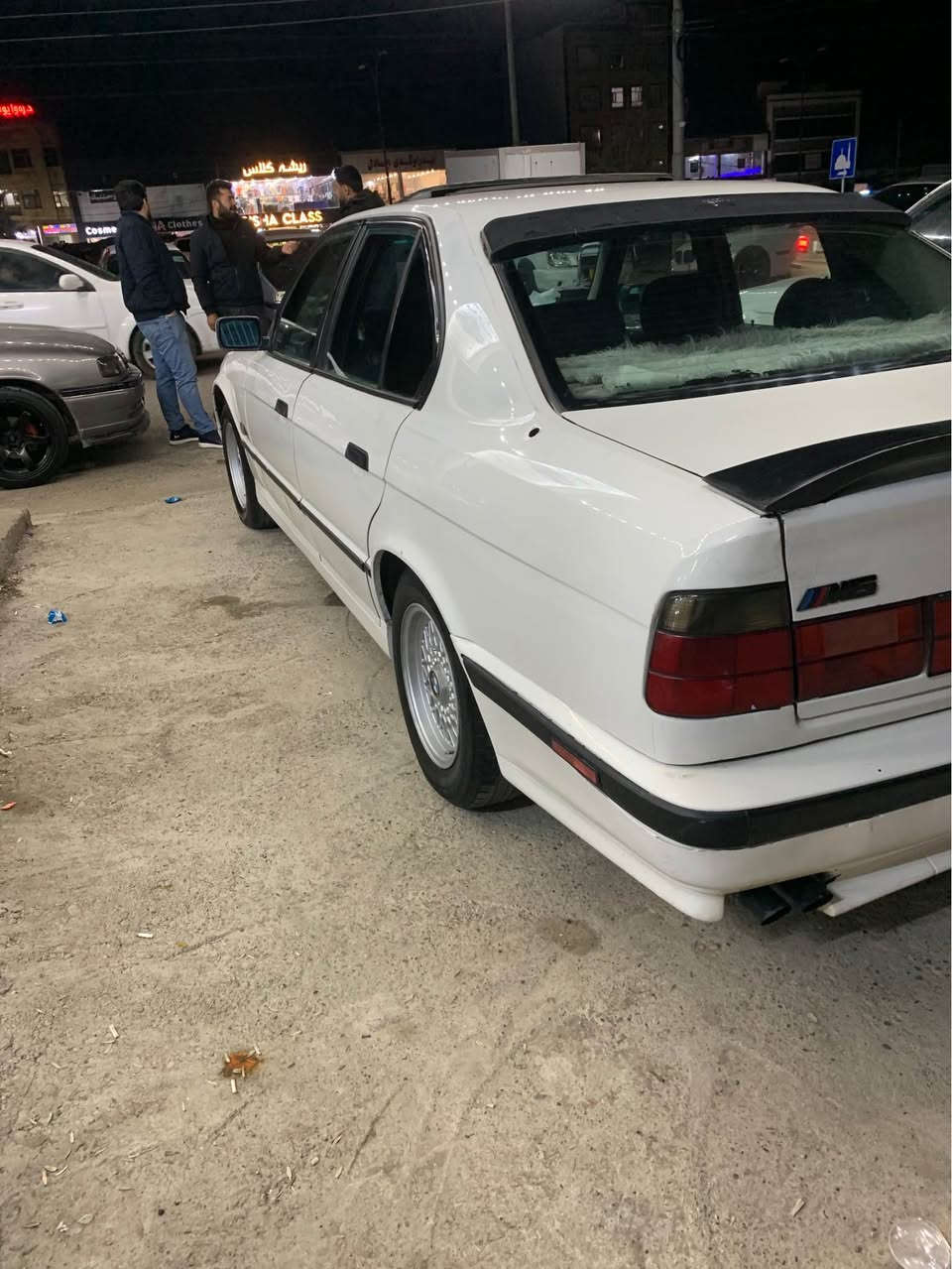 بیئیم مۆدیل ١٩٩٠مکینە ٥٢٥کەپس گیرو مکینە بەشەرت بی لیدرانە پیشو پشتی کەپسە سی پارجە سبوخە بی ناو گرتن  مواسەفات فول فولە بە گیر حادیە کارەبای وەرگەران برانەوە بەشەرتە رقم هەولیرە بس اولیات سحری ٣٣وەرەقەو مجال رقم تلەفۆن *********** أربيل, العراق
