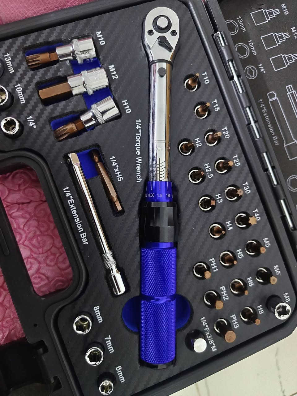 السلام عليكم رايجز عزم احترافي للبيع  (Torque Wrench) بمقاس محرك 1/4 بوصة، وهي أداة دقيقة تُستخدم لربط البراغي والصواميل بقوة محددة مسبقاً لمنع التلف الناتج عن الشد الزائد، خاصة في الدراجات والمحركات. 
المواصفات والمميزات الأساسية:
نطاق العزم: يتراوح غالباً بين 2 إلى 24 نيوتن متر (Nm)، مع إمكانية الضبط الدقيق بمقدار 0.2 نيوتن متر.
المكونات: تتضمن المجموعة عادةً 15 إلى 32 قطعة، تشمل مفاتيح سداسية (Hex)، ورؤوس توركس (Torx)، ورؤوس فيليبس (PH)، بالإضافة إلى وصلة تمديد (Extension Bar) ومحول.
آلية العمل: تصدر الأداة صوت "نقرة" (Click) مسموعة ومحسوسة عند الوصول إلى قيمة العزم المحددة، مما ينبه المستخدم للتوقف عن الشد.
الاستخدام: مثالية لصيانة الدراجات الهوائية (خاصة المكونات المصنوعة من الكربون)، والدراجات النارية، والأعمال الميكانيكية الدقيقة. السعر 40الف متوفر توصيل.


**إذا كنت صاحب هذا الإعلان وتريد حذفه لأي سبب، رجاءا أرسل رسالة إلى الدعم الفني**