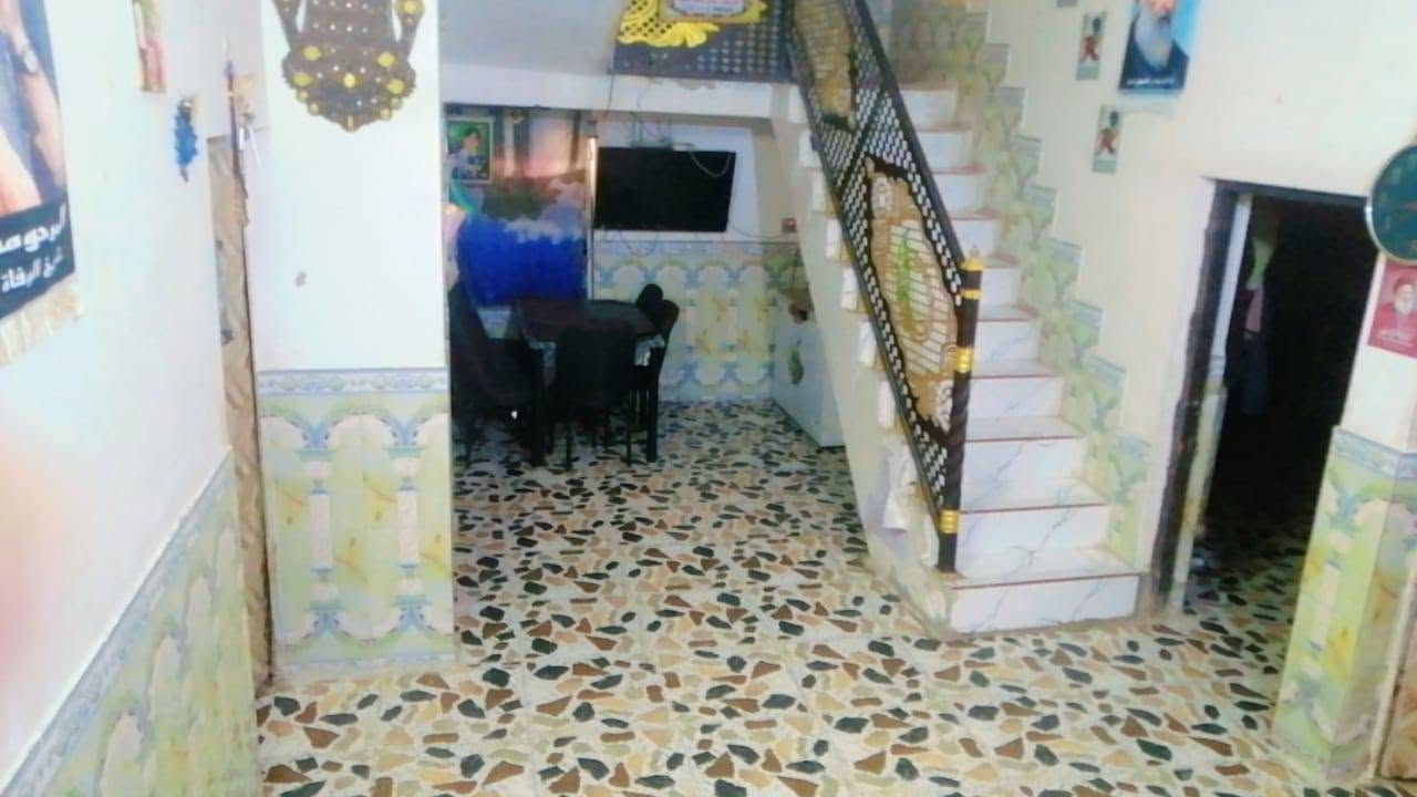 بيت في منطقه سيد خضير زراعي مساحته 270  وبي وصل تطويب مبني بي 4 غرف وصاله ودوانيه 8 امتار
وصحيات الغرفه الرابعه عوزهه لبخ ومطبخ كله سراميك ليفوك بي خطين كهرباء ومولد خط ذهبي خدمات متكامله ومدارس يمه السعر البيت 35 مع تفاوض للستفسار الاتصال ***********
***********
