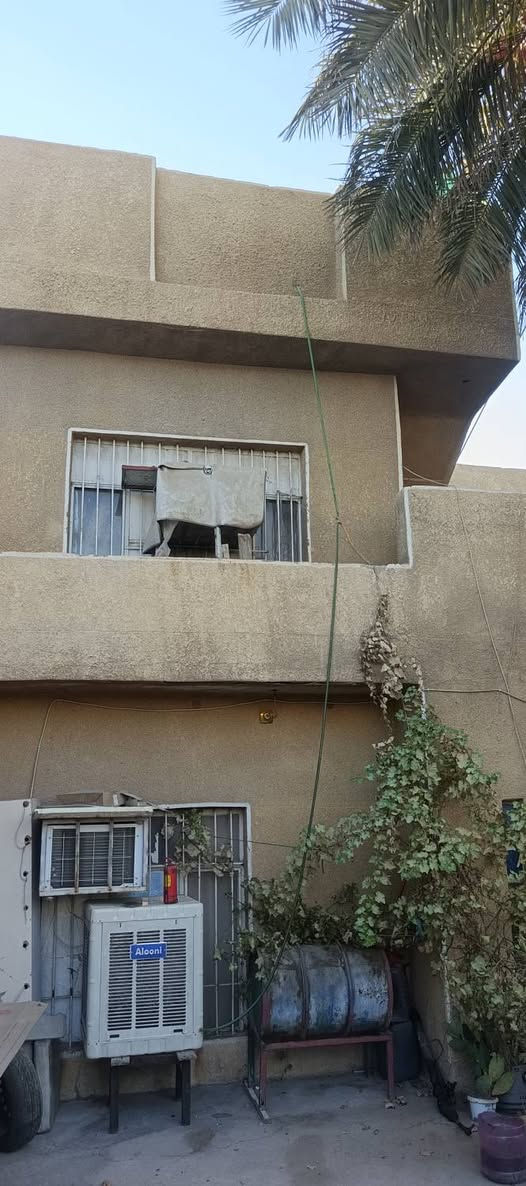 السلام عليكم.....
بيت للبيع مساحه 200 طابقين بناء قديم
يحتوي على كراجين +مدخلين 
الطابق الاول  
استقبال + هول + مطبخ + صحيات + صاله
+غرفه نوم + ترك 
الطابق الثاني 
يحتوي على ثلاث غرفه نوم + سطحين
📍موقع ابودشير خلف السوق
قرب اسواق زرزور
شارع اسواق يوسف قبل الركن
#الاستفسار_على_الرقم 
‏‪***********‬‏ ابو علي
