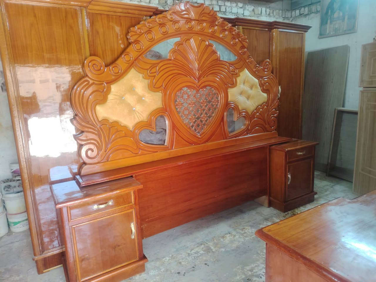 ااالسلام عليكم ميز مرايه وجربايه صاج تزكام نجاره تكمه نضافه فول الاستفسار اكثر***********
