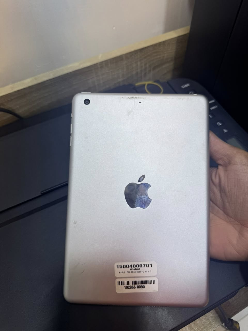 للبيع: iPad mini 3 (نظيف)
• الموديل: iPad mini 3 (الجيل الثالث).
• المميزات: شاشة ريتنا عالية الوضوح + بصمة إصبع (Touch ID) شغال.
• الحالة: نظيف جداً وشغال تمام (كما موضح بالصورة).
• الاتصال: يدعم Wi-Fi.
• الاستخدام: ممتاز للدراسة، القراءة، اليوتيوب، أو للأطفال.
السعر: 100 
مكاني بغداد الزعفرنية 
***********
موجود توصيل
