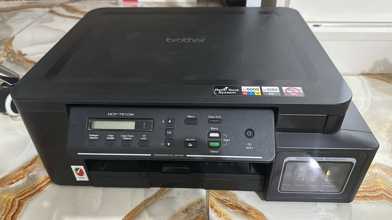 طابعة DCP-T510W
ملون وعادي 
تطبع USB و WIFI 
موجود قرص تثبيت البرنامج مالتها عالحاسبة 
متوفرة ادوات تنظيف بكرات الالتقاط ووياها حبر الوان 
مستخدم سنة وحدة فقط 
السعر 250 الف


**إذا كنت صاحب هذا الإعلان وتريد حذفه لأي سبب، رجاءا أرسل رسالة إلى الدعم الفني**