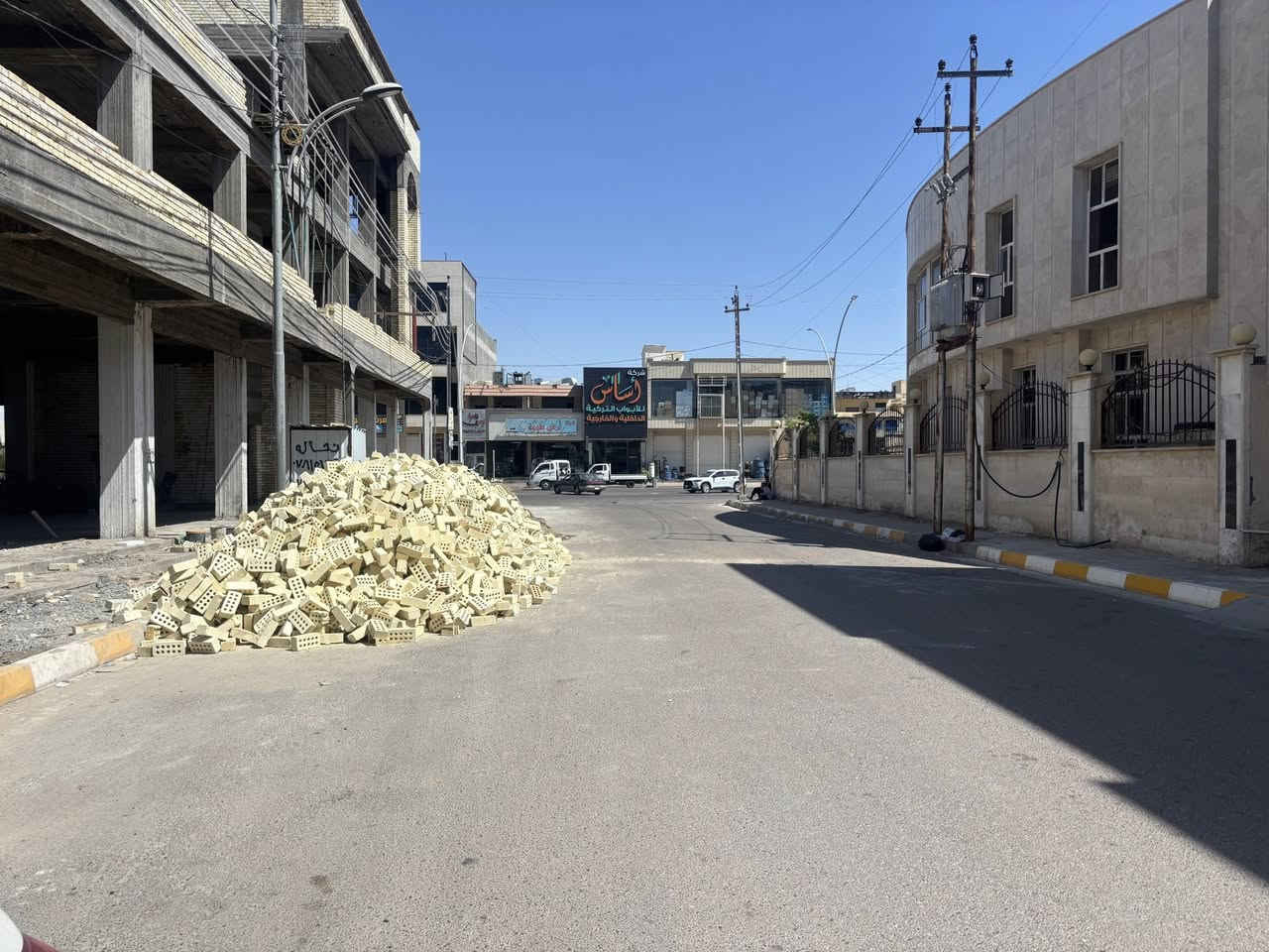 السلام عليكم 

محلات للإيجار … حي المهندسين قرب شارع أربعين مقابل هايبر ماركت السلطان مباشرًا 

للاستفسار : ***********
