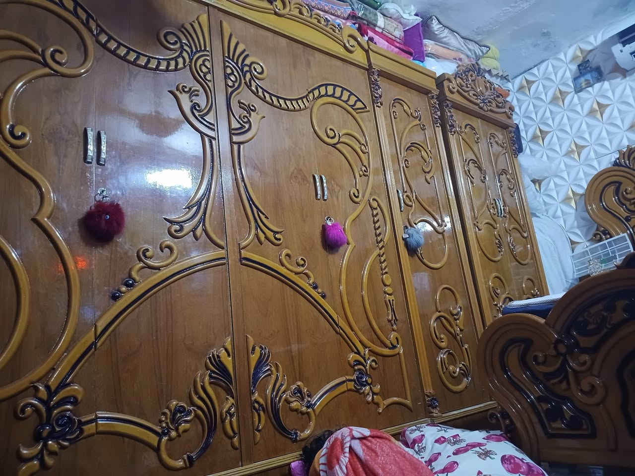 السلام عليكم غرفه اخشاب للبيع جديده معنى الكلمه صاج
