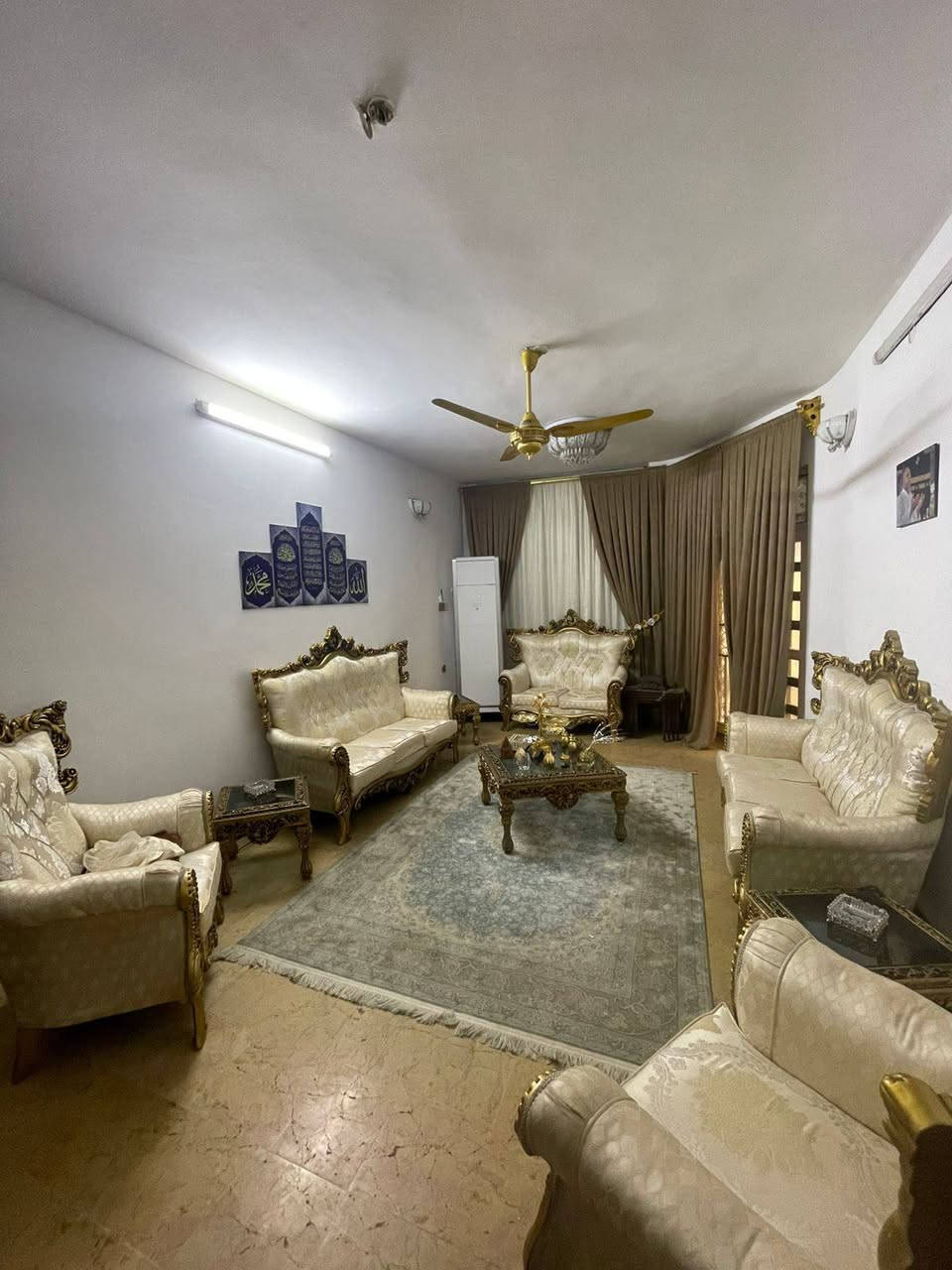 السلام عليكم
بيت للبيع بحي البنوك الضباط قرب الجسر الجديد
المساحه ١٥٠ واجهه ٧ و نص
يحتوي على ٤غرف نوم و ملحقاتهم بالطابقين
للاستفسار ***********
