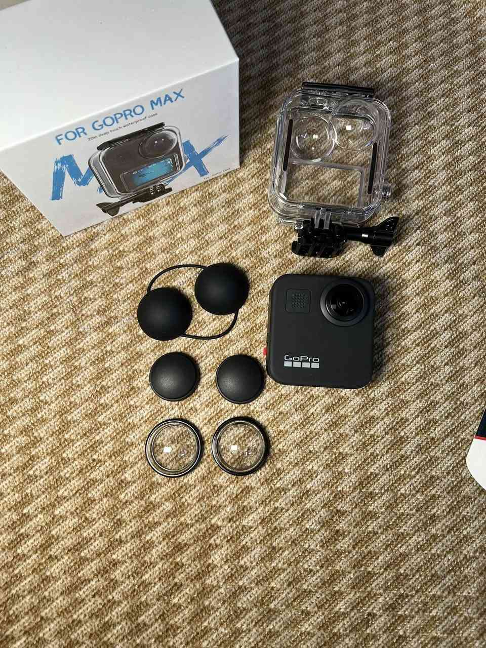 كاميرا GoPro Max هي كاميرا أكشن 360 درجة مزدوجة العدسة، تلتقط فيديو كروي بدقة تصل إلى 5.6K و صور ثابتة بدقة 16.6 ميجابكسل، تتميز بمقاومة للماء حتى 5 أمتار، تثبيت قوي (HyperSmooth)، تحكم صوتي، شاشة لمس، وعدسات رقمية متعددة للاختيار من بينها، مع إمكانية البث المباشر ودعم بطاريات Enduro لتعزيز الأداء
القطعه حديده غير مستخدمه جاي بدون كارتون ملحقات مامله مع حافظه للكامره و3 قطع حمايه للعدسات ولازكه للشاشه ورام اصلي سامسونك السعر 450 الف )(ملاحضه سعر المنتج بلمحلات 560الف بدون ملحقات اضافيه)
***********
