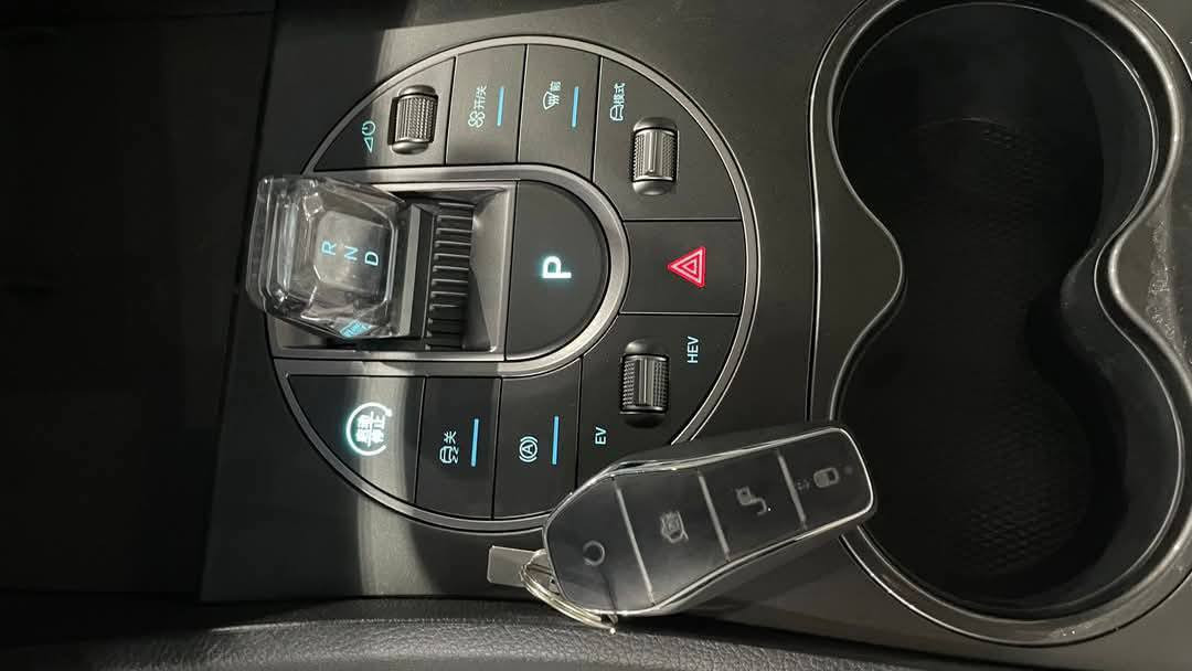 #للمراوس #للمراوس فقط وياريت لو سيارة عالية
BYD سيل 5 موديل 2025

رقم بغداد الجديد بسمي
تحويل ثاني يوم

السياره بوضع الشركة عدة شبر بارد بالجاملغ الايمن واللايت
🔰 المواصفات

السياره : هايبرد & بانزين & كهرباء يعني التفويله الوحده بانزين تمشيك 2100 كيلو مشتريلها شاحنة اصلية اب 150 الف بدون ايرث تشحن كبل ع اي نقطة كهرباء

سعه التانكي 65لتر 

حساسات خلفية 360

حجم المحرك 1.5

شاشه كبيره

هند بريك كهرباء

دشبول شاشه ديجيتال

اوتو هولد

مفتاح التشغيل بصمه

تشغيل عن بعد تحكمات مقود

منفذ طاقه

منافذ شحن

مقود جلد حياكه

دخول ذكي بصمة وكارت

3 وضعيات قيادة

اشاير بل مري

تتسع المقصورة ل 5 ركاب

المقاعد جلد رياضي

اريل نفكيتر

لد امامي LED

‏LED بك لايت

قطعتين تبريد 

مثبت سرعة

حجم الاطار 16

مانع تزحلق

شاحنه خلفية

البطاريه ليثيوم الاقوى والاطول عمرا في عالم الهايبرد

📍مكاني بغداد الاعظمية


**إذا كنت صاحب هذا الإعلان وتريد حذفه لأي سبب، رجاءا أرسل رسالة إلى الدعم الفني**