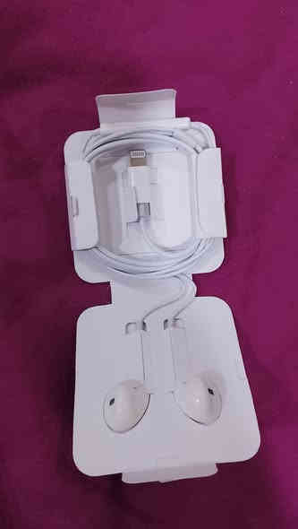 السلام عليكم 
راس شحنه مال ايفون مثل ماواضح بالفيديو ي تشتغل كلشي مابي استعمال شهرين فقط سبب البيع بعت ايفون ضلت عندي ماخذه 30 أريده ابيع 20الف 
سماعات ايفون مامفتوحه اصليات اريدهن 10الف بي مجال 
البصره -المعقل ***********
