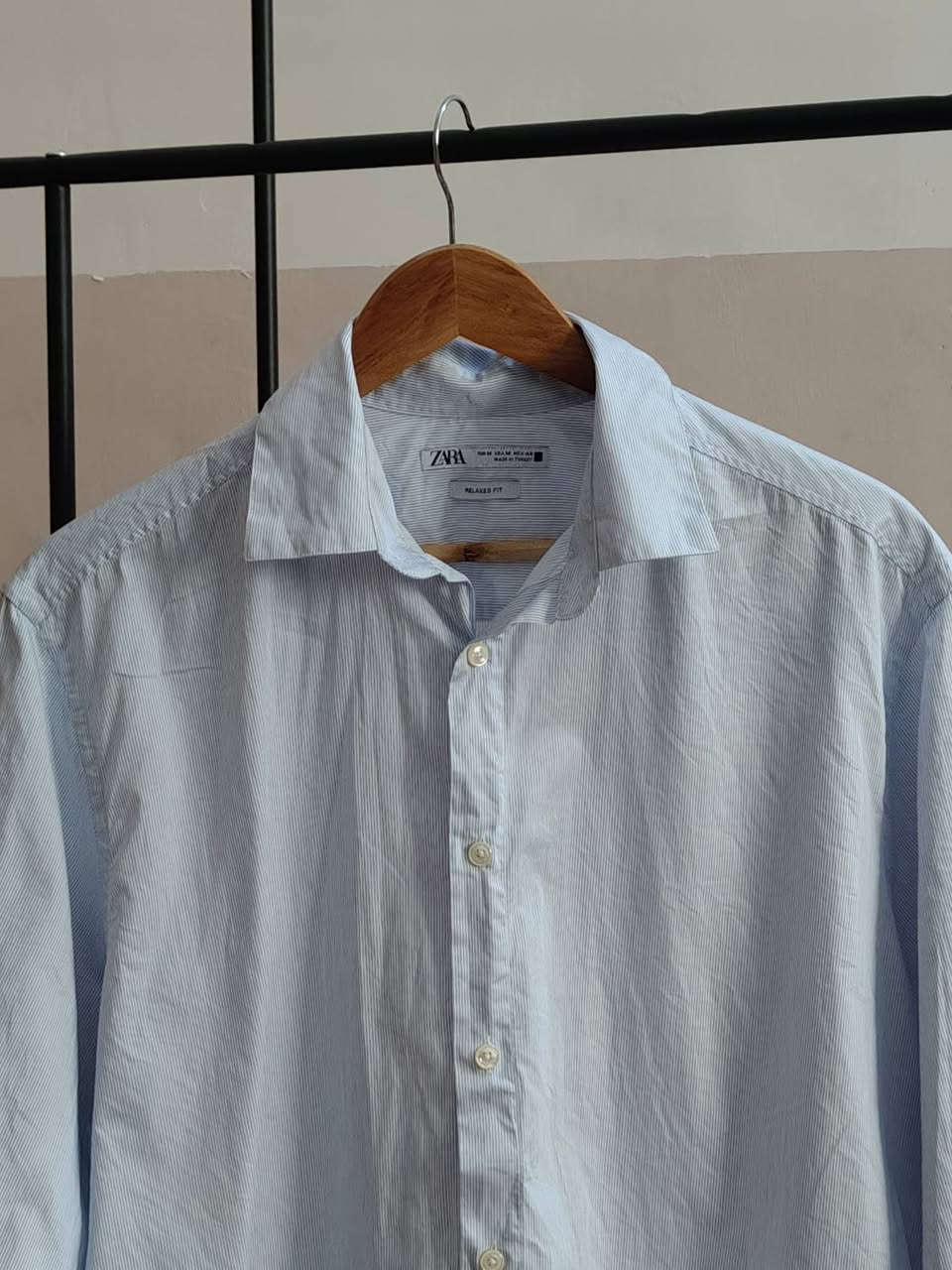 هاي من شركة Zara

زارا شركة أسبانية مشهورة بالأزياء والملابس 

قميص رسمي/كاجوال مخطط بخطوط خفيفه

قياس (Mيلبس الى حدXL)

السعر 16 شامل اجور التوصيل 

اضغط على الصفحه لمشاهدة بقيه الموديلات


**إذا كنت صاحب هذا الإعلان وتريد حذفه لأي سبب، رجاءا أرسل رسالة إلى الدعم الفني**