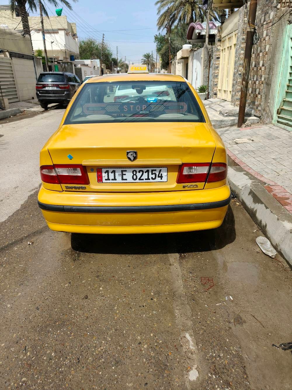 سيارة تاكسي صفراء معروضة للبيع، بحالة جيدة ومستعدة للعمل مباشرة. جسم السيارة نظيف ومصبوغ باللون الأصفر اللامع لتكون مرئية وواضحة في الشوارع.
