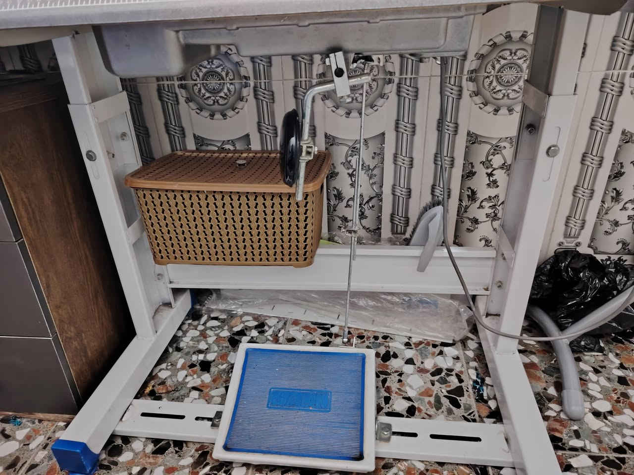مكينة خياطة صناعي جاك F4  مع الميز والستاند نضيفة جدا أخت الجديد استخدام قليل السعر 350 وبي مجال بسيط الرقم *********** العنوان التاجي مقابيل منشأة نصر قرية نديم
