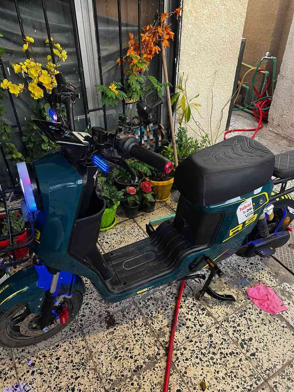 R9 موديل 2024 نظيفة استخدام ست اشهر خمس بطاريات تگدر تضيف بطارية سادسة السعر ٣٠٠  بصمة وسويج وبيها مجال للتواصل ولأستفسار على هذا الرقم واتساب***********
