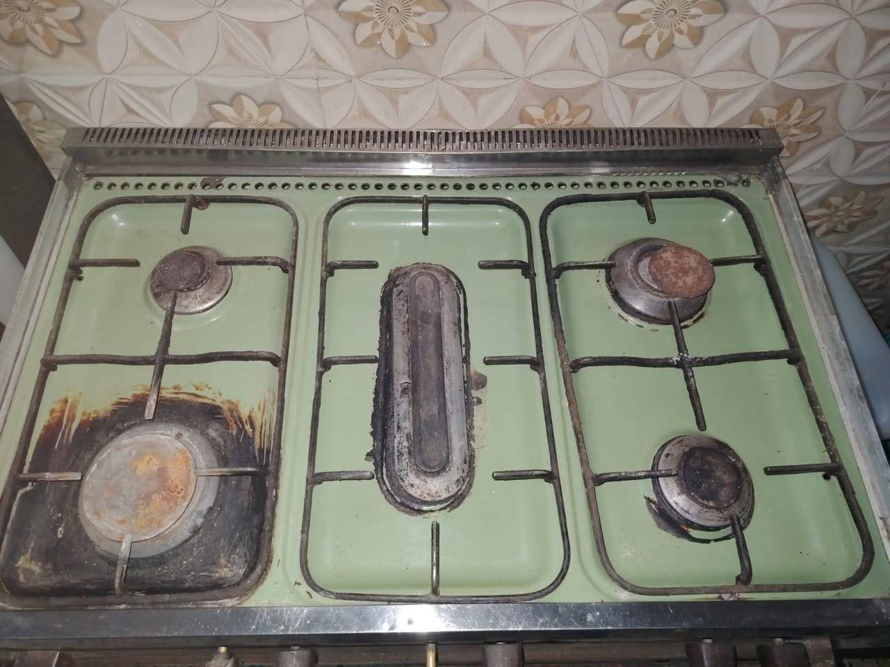 اغراض منزلية للبيع
طباخ نضيف بشكل 
واثلاجه غاز شريكه 
مكان موصل الجديده الايمن 
سعر التوصيل ع ارقام الهاتف 
***********/***********
