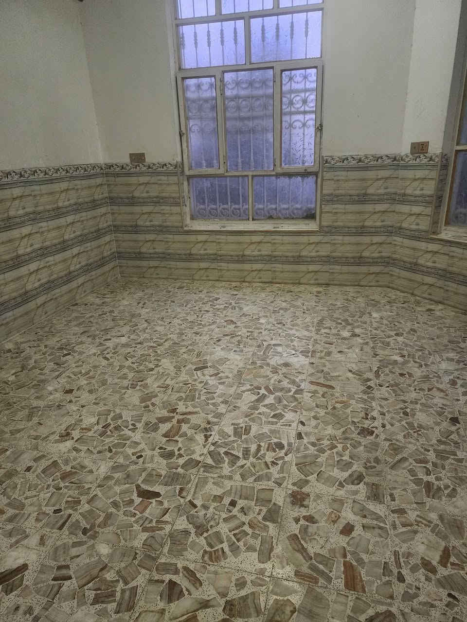 دار للبيع بناء حديث مساحة ٤٠٠متر غرفتين نوم ومطبخ حار وبارد وهول وكيليدور واستقبال ومجمع صحيات وحدائق ٢ مساحة بيت واسعةو منور على عرض البيت ونخل عدد ٣ مكتوم وبرحي وأشجار 

الموقع 
السياحي قرية الحصين_طريق الحمزه 
تم تنزيل السعر إلى ٩٥ ملوين وبي مجال بسيط 
للإستفسار 
***********
