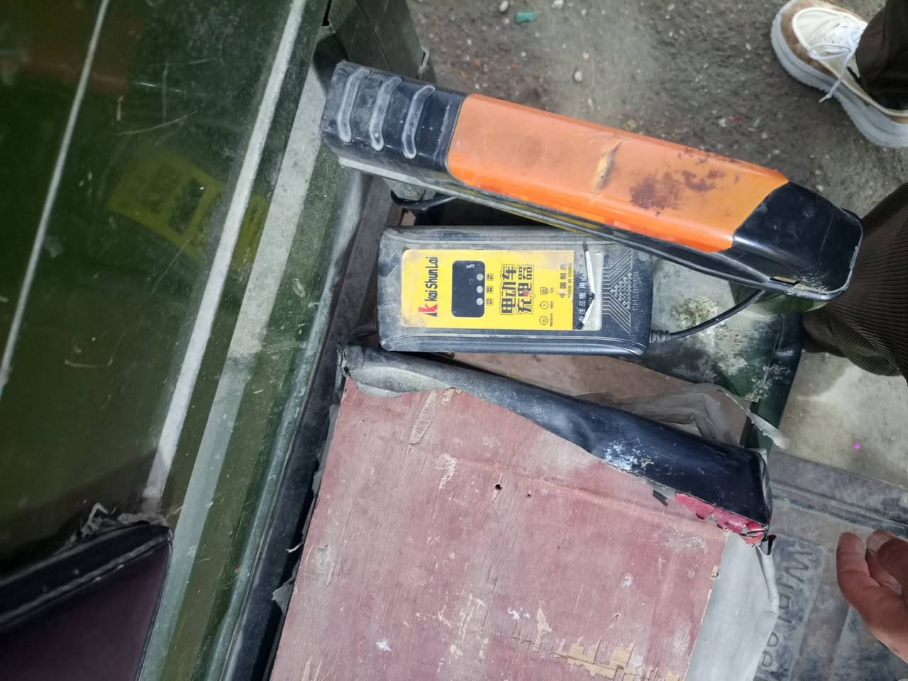 سلام عليكم
ستوتة شحن 3 سرعات شغالة كهربائيات شغالة 
10 بطاريات نص عمر يعني زينة جاي استخدمهة 
نقص باب الورة ول كشن فالت يرادة شد و دوشمة بريك خلفي شغال مكاني مدينة الصدر قطاع 10 
هاتف. ***********
