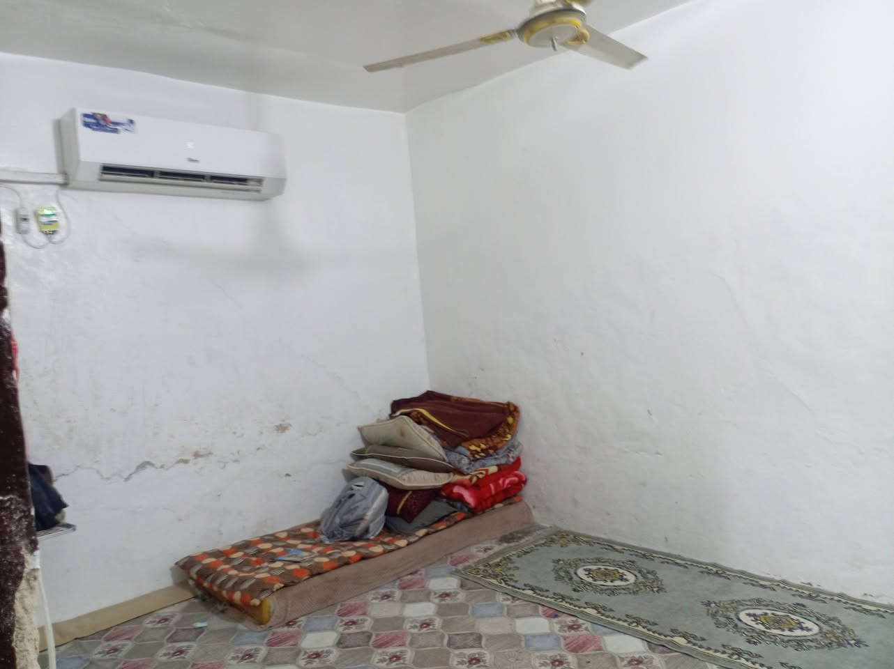 متوفر بيت بلدية حي العسكري قطاع ١٧مربع ٨×١٢ مابيها معاملة بس بي اوراق كاملة
السعر ٢٤
استقبال مطبخ غرفة صالة غرف نوم عدد /٢
للتواصل مكتب الفرقان ***********
