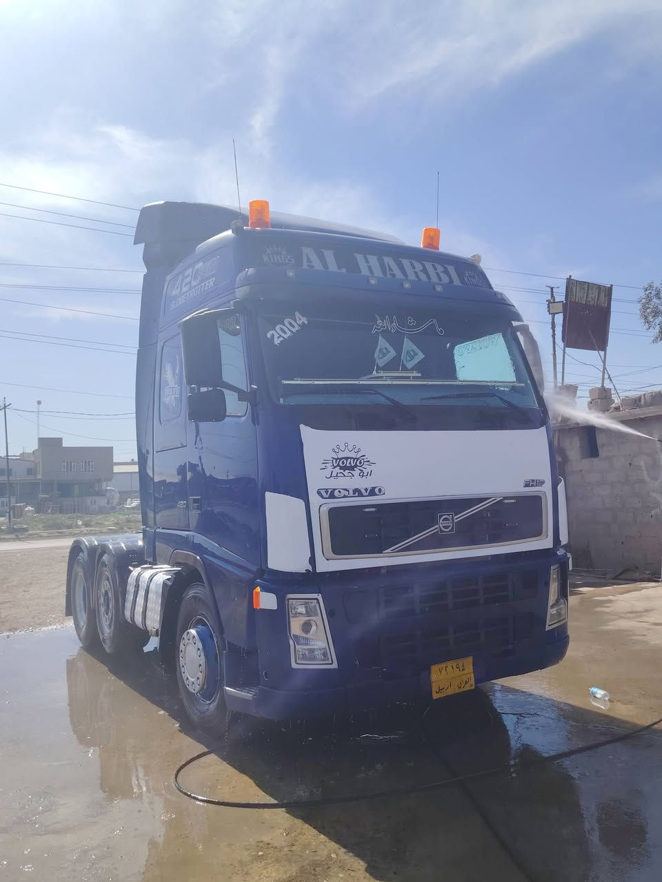 السلام عليكم فالفو 2004 سنكل امامي  مربوط نساف 3دناكير دبل تاير مراوس بكلابه حسب القناعه الرقم  ***********
