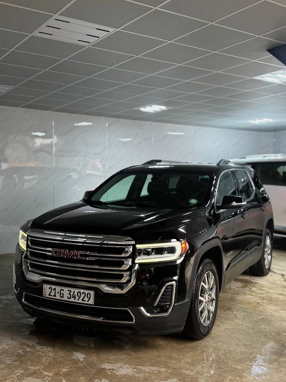 #المركبة    : جي ام سي اكاديا 2021 SLT
لون أسود الضرر : جاملغ خلفي ايسر جنطه  خلفي
  بدون دواخل بدون إيرباك 
  لون أسود
 محرك ٦ سلندر حجم ٣٦٠٠
 ويل حجم 18 اصلي مع طقم تاير اصلي قبق الجنطة كهربائي شفط السيارة دفع رباعي ٤×٤  بصمة ٤ ابواب  وبصمة تشغيل وتشغيل عن بعد 
 لايتات زينون عالي ناصي 
 اشارات بالمرايا الجانبية مع حساسات الاجتياز غرفة السيارة جلد اسود اصل 
 حساسات امامي وخلفي اصل 
 تحكم ستيرن جهتين متكامل الايعازات
 شاشة دشبول كبيرة لمجموعة من الايعازات 
 مقاعد وسطية فصل سياحي 
 عداد المسافة43000ميل فقط
 حاجب امامي LED مع لايتات زينون عالي وناصي  رادار امامي مانع للتصادم واعطاء التنبيه  كاميرا خلفية دوارة مع الستيرن  خاصية تحديد المسار في الطرق الخارجية 
 سستم نيكل لمقدمة المركبة 
 السيارة 7 راكب مع 3 قطه تبريد 
 شاشة دشبول كبيرة لمجموعة من الايعازات تحكم ستيرن جهتين متكامل الايعازات بدون إرباك السيارة معروضة للبيع ٢١٠💵 مکان السلیمانیة اتصال واتساب *********** رقم السلیمانیە تحويل ثاني يوم
