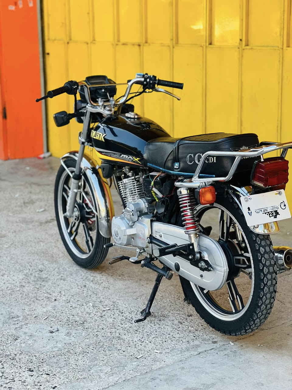 سلام عليكم اخوان دراجه لل بيع موديل (2023) دراجه مامضرب اصبانه محرك نكره سلف ناعم دراجه كل كهربايت شغله ماعده الدشبول واكف محترك ول بغيه كله شغال ويلات عدلات نقص صفايح بيها بس السعر (500) وبيها مجال بصيط وكل الهله بيكم (‭0772 836 1809‬) المكان كركوك
