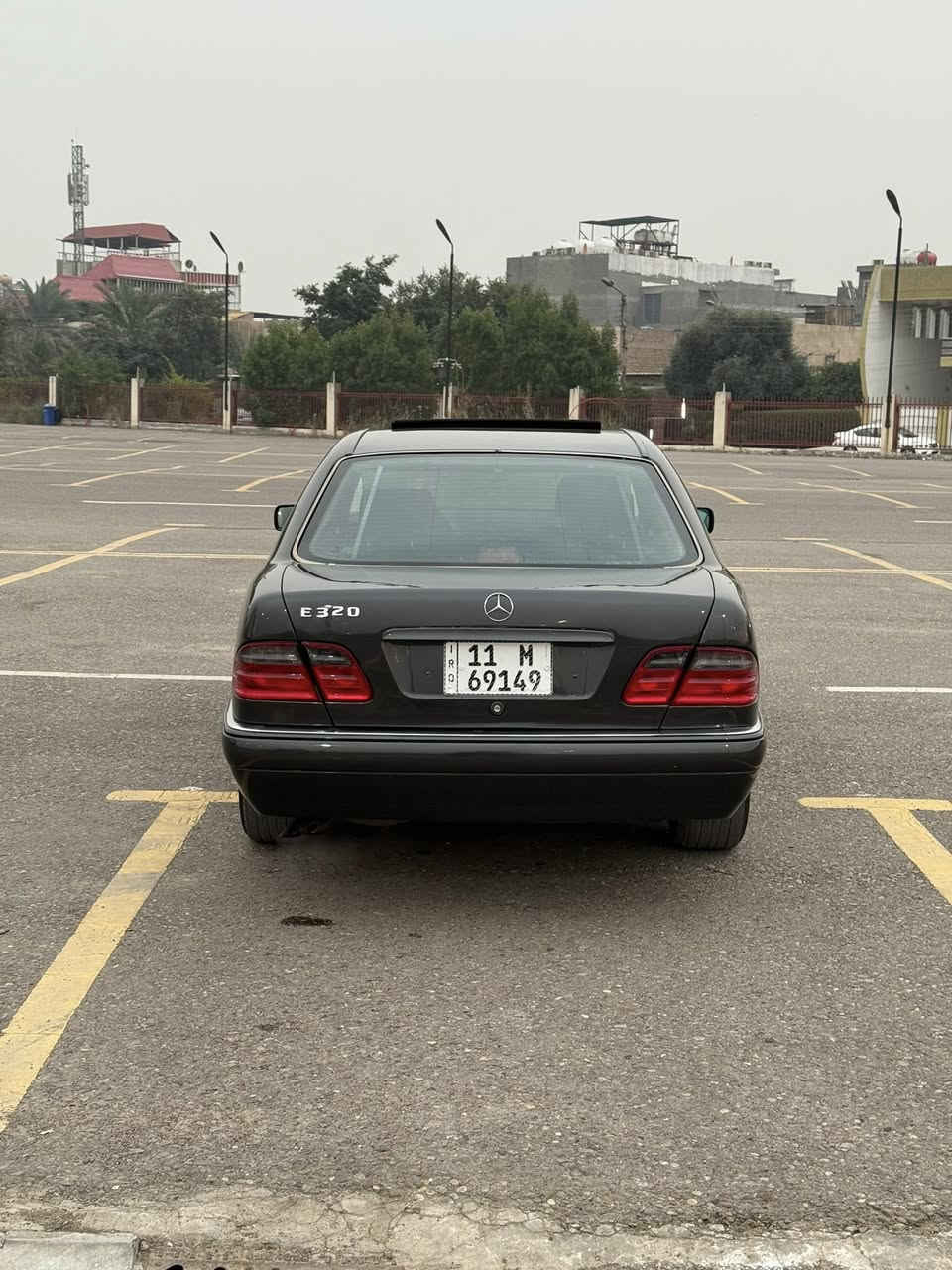 مرسيدس E320 ام عيون فئه افنگارد اعلى مواصفات
موديل 1995 محرك V6 يعني محرك ڤي المرغوب مو خراطيم
صبغ عام جماليه بدون ضربه ،، السياره مصروف عليها هوايه
محرك وكير مكفولات ،، تبريد ثلج ،، صدر امامي خلفي كله جديد تبديل كامل ،، والصدر الخلفي عربانه كامله جديده وارد يابان ،، السياره مناقصها اي شي رقم بغداد الدولي وبأسمي سنويه وهزه جديده ،، المكان بغداد حي الجامعه 
السعر 98 ورقه بيع او مراوس حسب القناعه
***********
