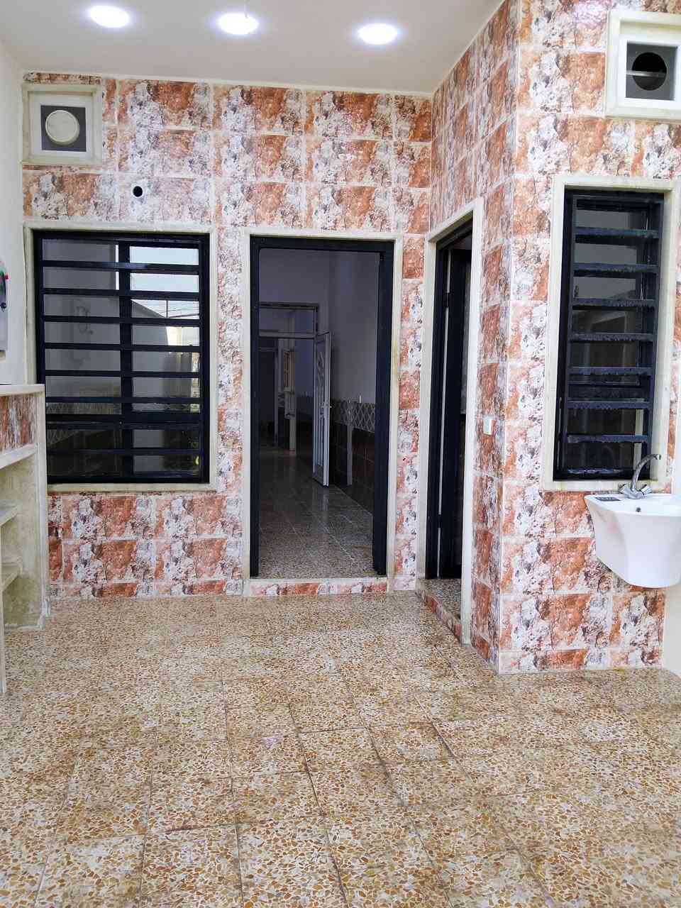 سلام عليكم دار للاستتمار للبيع مساحة 100 متر طابقين  مفصول الأول عن تاني وارد شهري مالو مالو 800 ألف موقع دار حي وحده مقابيل كليه حدباء الدار بناء حديد 2025 لاستفسار اكتر هدا رقمي ***********
