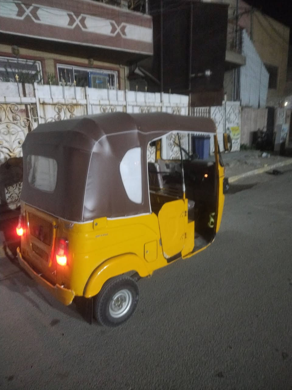 سلام عليكم تكتك 21تكتك مثل ما واضح كدامك نضيفه واي نقص مابيها يعني تاخذها بوجهك للشارع تخم تاير جديد جادر جديد تغليف كشنات ونايلون رقمي متوفر وتساب وعل خط ***********
