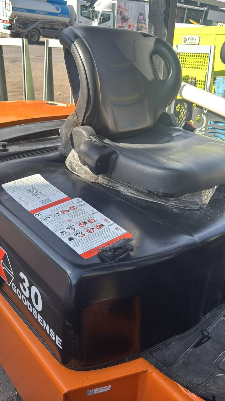 رافعة شوكية  Goodsense
موديل 2015 
ساعات تشغيل  409 ساعة فقط  
استخدام شخصي
يرتفع ٥ امتار 
الحجم 3 طن 
مكينة isuzu ياباني
منفيست رقم كاتي موجود
رافعة جديدة ما بي اى نقص   
 المكان اربيل 
استفسار و سعر  دزلي مسج عل واتساب 
***********
