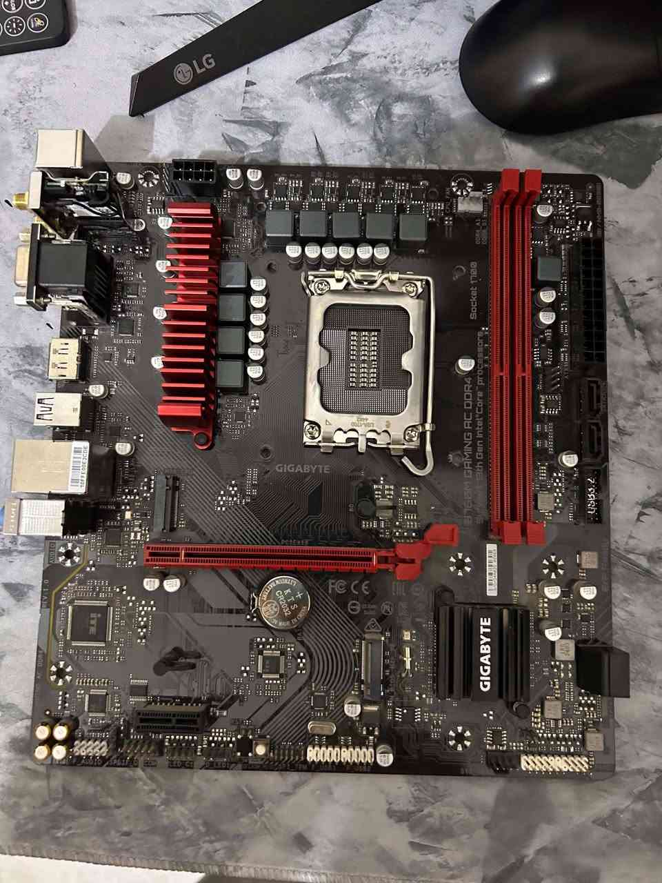 سلام عليكم ورحمة الله إخوان بورد b760 gaming Ac WiFi كما موضوع بالصور يدعم WiFi ويا انتنه البورد عاطل بي منفذ pcie والباقي كله شغال ومتوفر رامات 16gb 8*2 بسرعه 2444mhz شغالات شرط الفحص سعر البورد 80 ألف والرامات  65 ألف وبيهن مجال هذا رقمي ***********
