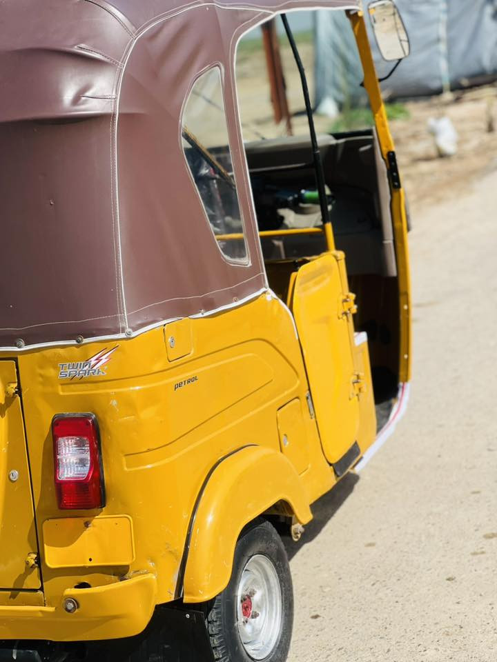 سلام عليكم تكتك للبيع موديل      21مرقم كفاله كشره عده بارد وره قليل مكينه بس ولفات تكتك جاهزه من كلشي مرتبه سعر  6و800وبيه مجال شراي اتصل ***********
