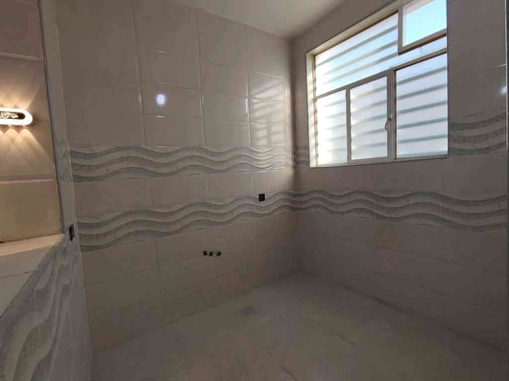 دار للبيع  50 م 🏡 (مكتب الخليج للعقار عمود327)
*********** وتساب
***********
✅ مشمول بقرار التطويب 

بسعر /27/ مليون مع المجال/ بل خط الأول قريبه عله شارع العام
موقع /نجف 🏡شارع الحولي مال المطار عمود 327

البناء 🏡 
غرفه/صاله/مطبخ / صحيات/مكشوفه
بناء مرتب/ اساس + سقف كونكريت + طابوك

ألخدمات 🏡 ماء/كهرباء/مدارس/سوق/تبليط/لحد الباب النجف, العراق
