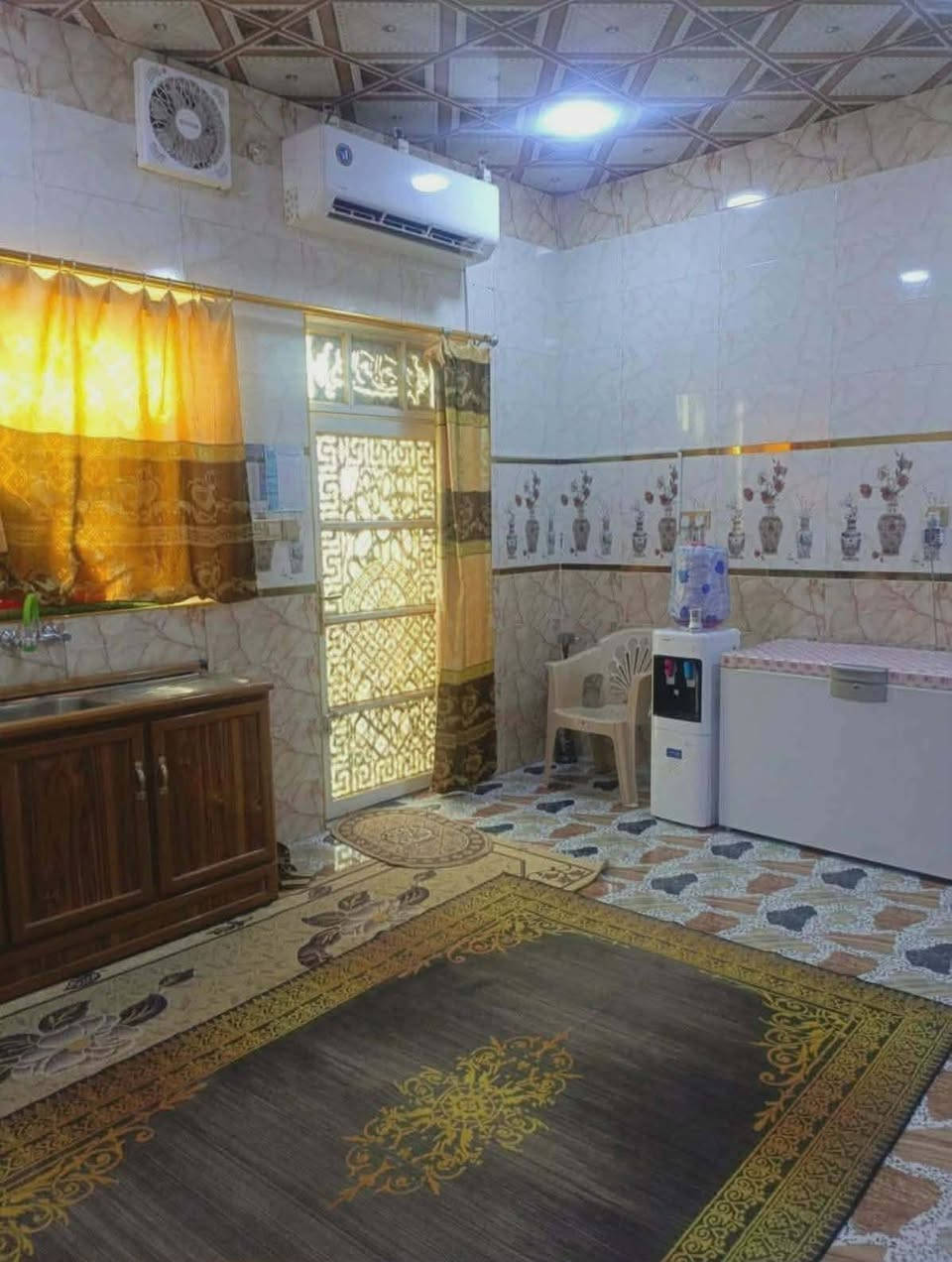 .. بيــع مستعجــل ..
السلام عليكم
من رخصت الادمن
⭕ دار سكن للبيع في الرمادي معه الاثاث 
الصوفية مقابل مطعم القصر الابيض
♻️ مساحة الدار 225 م 
♻️ ( الواجهة 15 × 15 النزال )
♻️ عرض الشارع 8 م تبليط جديد
جنس العقار طابو زراعي 
سند 25 فسفوري تحويل مباشر
نوع البناء بلوك مجوف ⚜️
يتكون من استقبال و صالة ومطبخ 
وغرفتين نوم وصحيات و كراج 
ومنور ومجموعة صحيات خارجية
السعر 125 مليون وقابل للتفاوض


**إذا كنت صاحب هذا الإعلان وتريد حذفه لأي سبب، رجاءا أرسل رسالة إلى الدعم الفني**