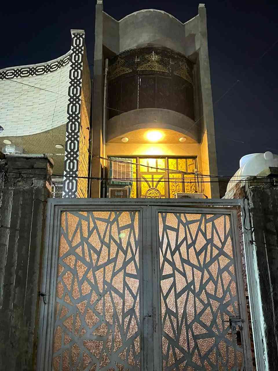 نصف قطعةللبيع مدينه الصدر قطاع 73 ع شارع العام  مقابيل منتزه حاكم الزاملي  
يحتوي ع اربع غرف وحول مطبخ تواليت  خارجي +داخلي  تلث قوط  للاستفسار اكثر التصال ع الرقم التالي ***********
السعر :180 وبي مجال
